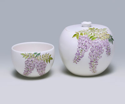 「色絵山藤水指」2025年径16.5×高15.5㎝「色絵山藤茶碗」2025年径12.5×高8.7㎝